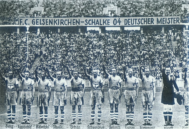 Die 'Knappen' feierten zwischen 1933 und 1945 mit sechs ihrer sieben deutschen Meistertitel ihre sportlich erfolgreichste Zeit. Die Nationalsozialisten nutzten die Schalker Erfolge für ihre Propaganda und die Schalker ließen sich bereitwillig darauf ein. Adolf Hitler ließ sich gerne mit den königsblauen Spielern ablichten.
